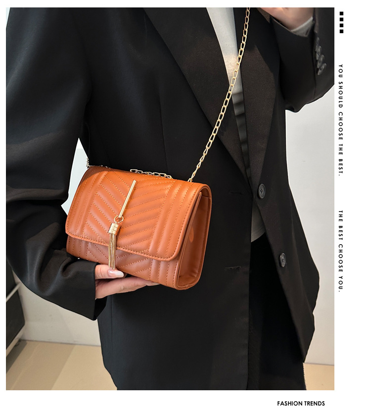 Borsa a tracolla donna con ricamo catena e nappine elegante_voghion.com