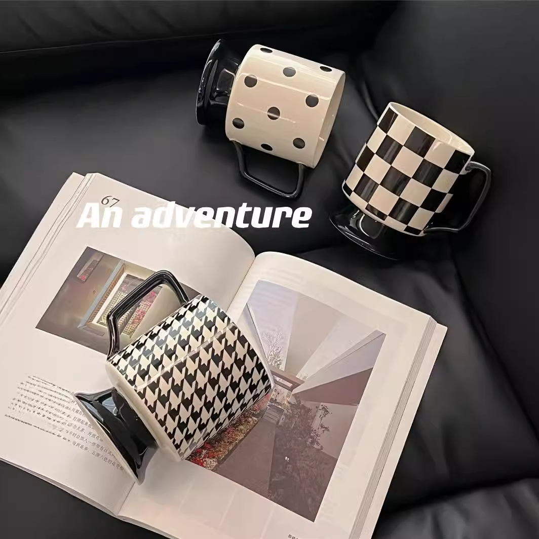 Negro y blanco Hepburn alto pie de cerámica taza de agua simple pareja taza de oficina taza de café taza de desayuno para el hogar