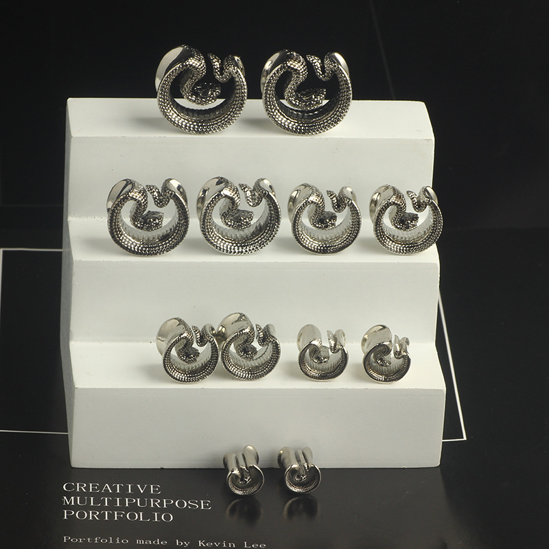 16G labret stud size and finish detail