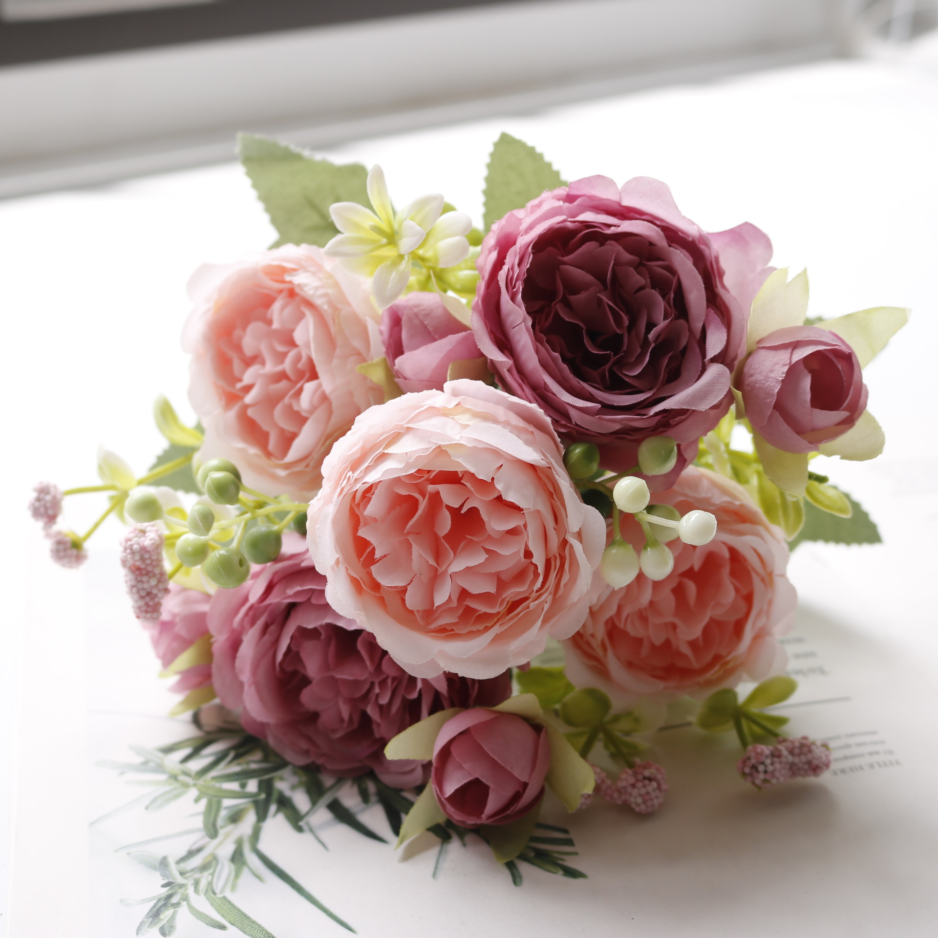 thumbnail image 1 of Ramo de 5 rosas pequeñas, rosas persas, flores falsas, 1 of 6