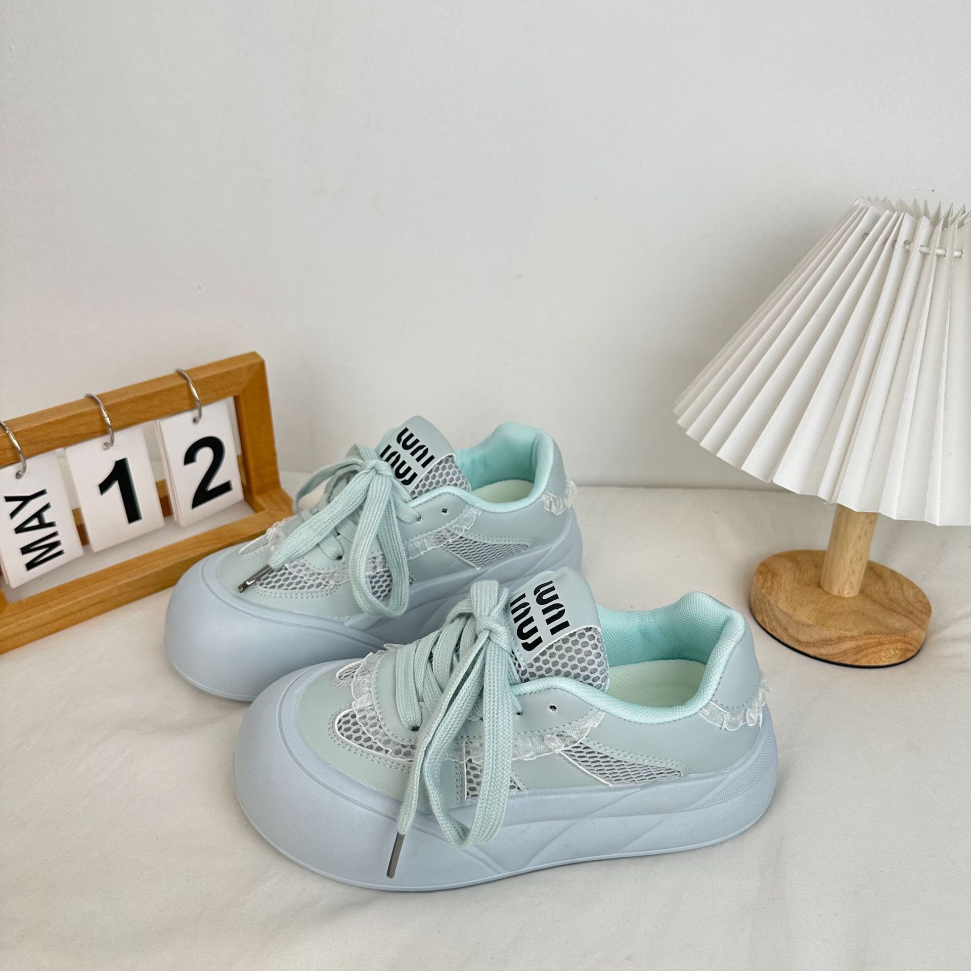 Yuanbo 2024 primavera y verano nuevos zapatos de pan de suela gruesa estilo coreano variedad de zapatos blancos de estilo de Hong Kong nicho zapatos de mujer de suela gruesa