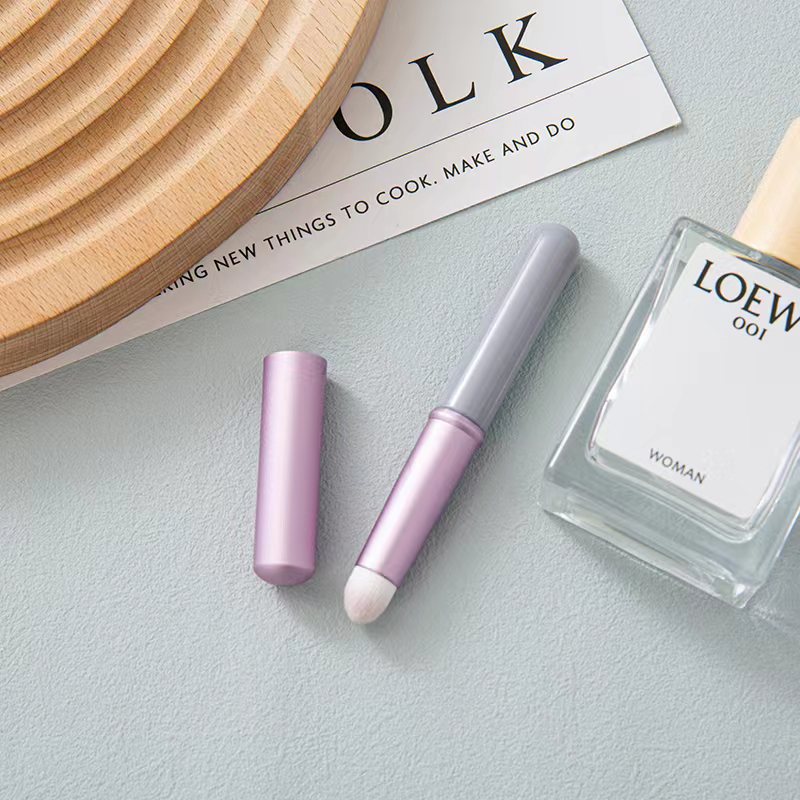 Mini cepillo de labios con tapa portátil artista de maquillaje corrector especial cepillo floreciente mango corto mini cabeza redonda cepillo de labios cepillo de lápiz labial