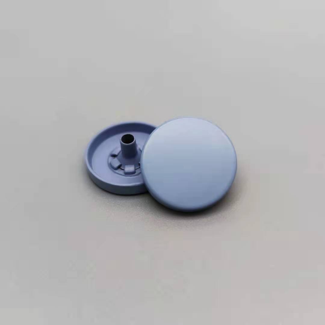 Venta al por mayor de fábrica de metal botón a presión color pintura en aerosol botón plano abrigo de algodón acolchado abajo chaqueta botón