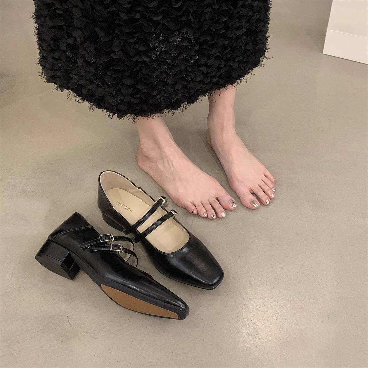 Giày Mary Jane gót dày màu bạc miệng nông mùa xuân 2024 phong cách mới thắt lưng một dây kèm váy khí chất đơngiày nữ