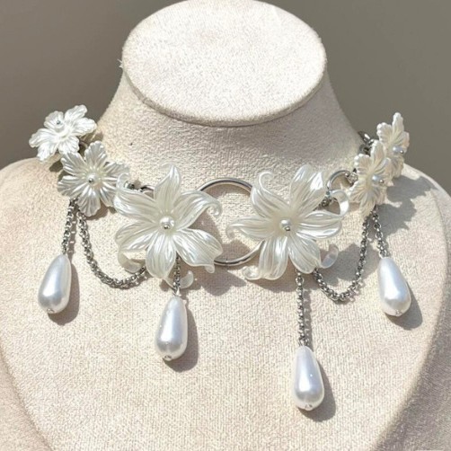 Collier à pompon en forme de goutte d'eau avec perle et fleur d'iris française pour femme, un bijou raffiné et léger, d'un style élégant et polyvalent._voghion.com
