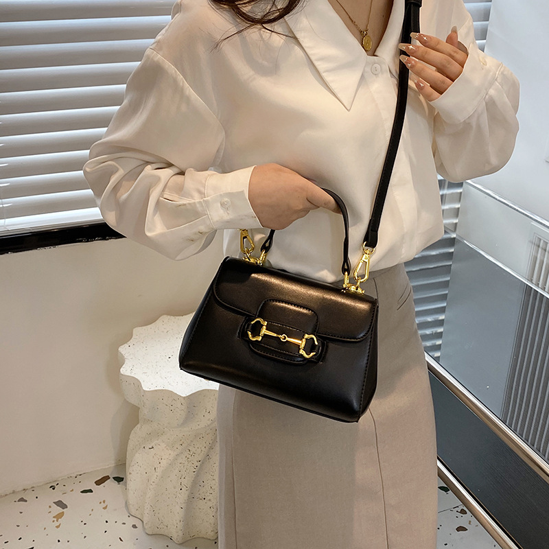 Korealainen muotikäsilaukku, kevät 2024, uusi naisten yksinkertainen ja personoitu olkapäälle asetettava kontrastivärinen crossbody-laukkutrendi_voghion.com