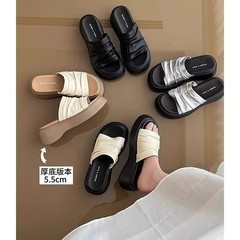 女性用プリーツ厚底サンダル、2025年夏の新作ファッショナブルで多用途なカジュアルスリッポンビーチスリッパ