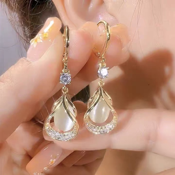 Elegant Cat's Eye Geometric Earrings 2