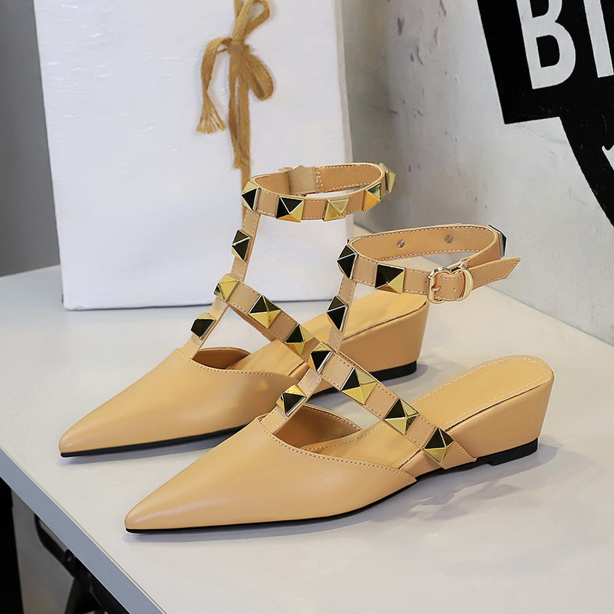 599-19 French Style Wedge Heel Pointed Toe Sandals For Women Classic Rivet Design One-Strap Comfortable Closed-Toe_vogvips.com