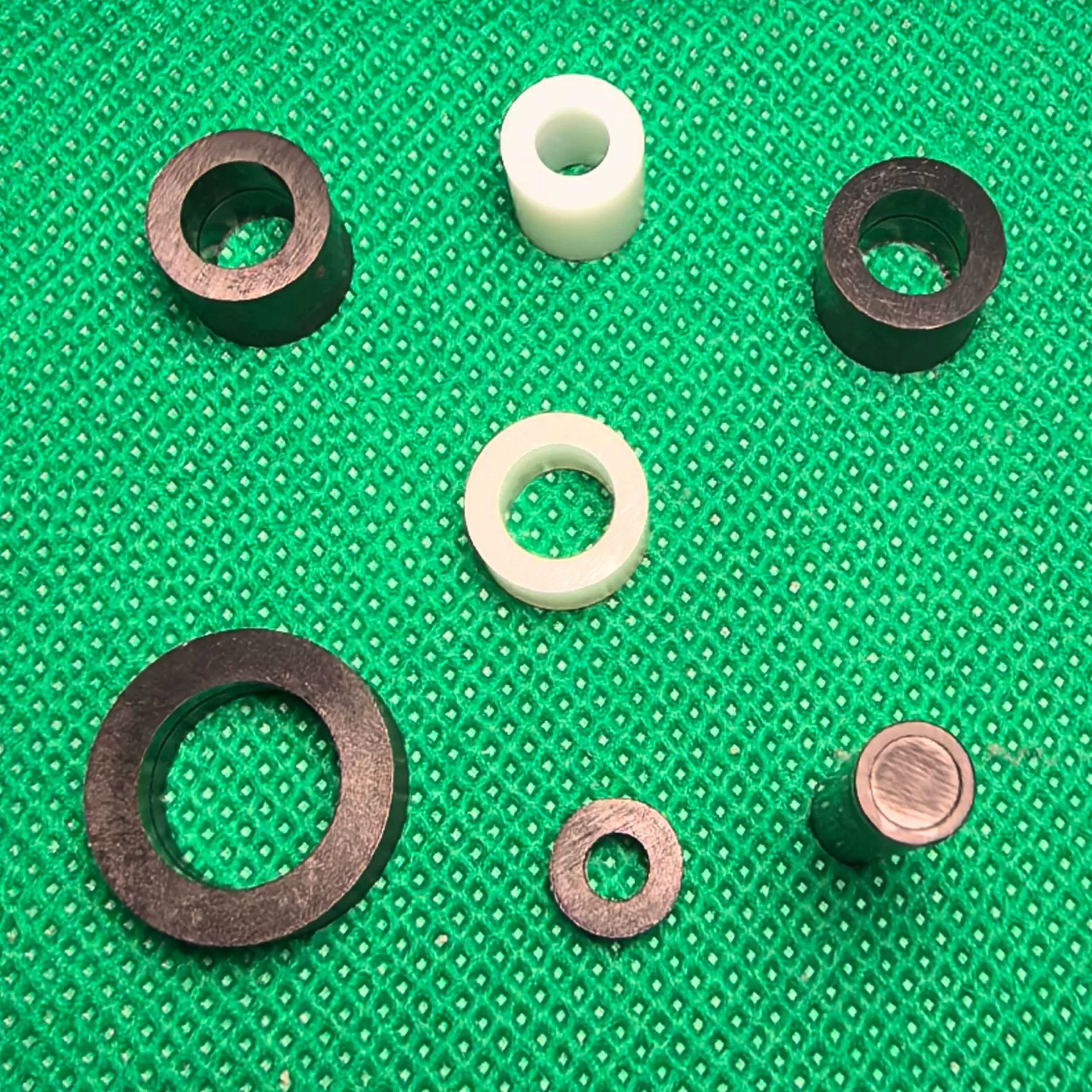 Производители поставляют цилиндрическую нейлоновую колонну, прямолинейную пластиковую круглую винтовую колонну, нейлоновую прямолинейную колонну, круглую распорную колонну