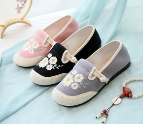 Shoes with flat end of the Daisy Chinese folk qipao old  beijing tang suit hanfu shoes for women girls soft bottom DaTouXie doll shoes cloth shoes 