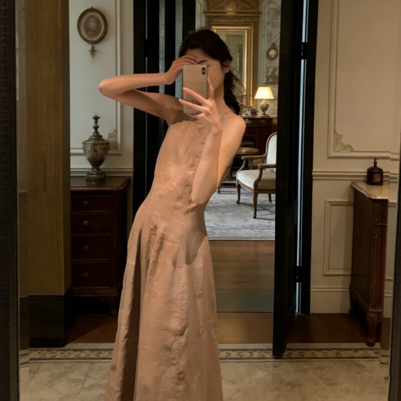 French-Style Vintage Elegance, Slimming and Versatile, Line-Inspired Waist-Cinching Sleeveless Dress in White and Leaf Brown, Slim Fit