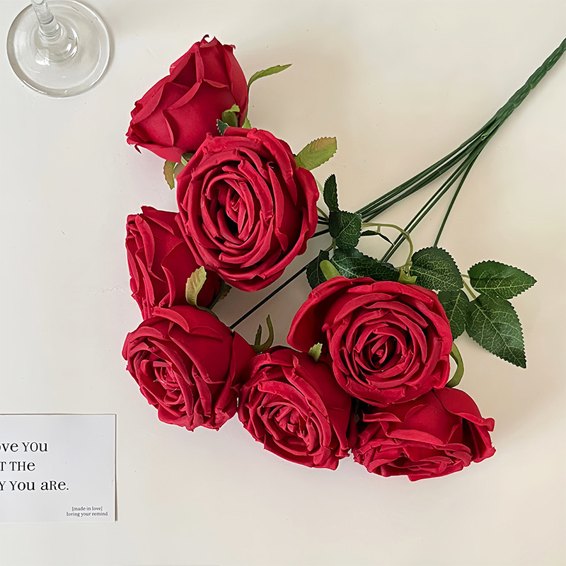 ヨーロッパ風の真似をして、7頭の皇妃のバラの造花の客間の生け花の結婚祝いの装飾の手を持って花卉の撮影の道具を持ちます。|undefined