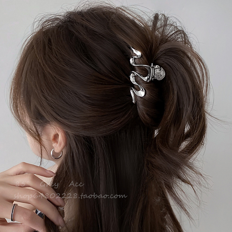 メタルウェーブスモールヘアクリップ、新しいニッチデザインヘアクリップ、ファッショナブルなサメクリップ、卸売在庫あり|undefined