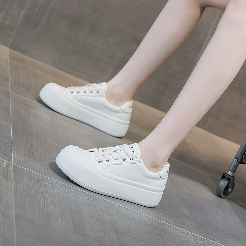 Осенние кожаные спортивные белые туфли для женщин, новинка 2023 года, повседневные модные универсальные туфли с круглым носком и толстой подошвой, увеличивающие внутреннюю часть хлеба