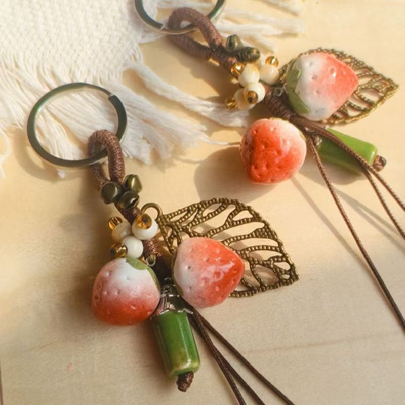 Jingdezhen cerámica hecha a mano colgante de cadena de teléfono móvil pareja llavero de dibujos animados frutas hojas de fresa colgar joyas