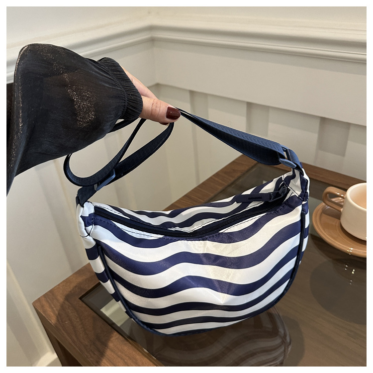 2025 Korean-style laid-back crossbody bag new versatile commuting dumpling bag, large-capacity commuting single-shoulder bag for women undefined