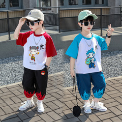 どこが子供服の男の子の夏服の半袖セット2025の新型の洋気のごろつきのかっこいい子供の薄いタイプの2つのセットですか?