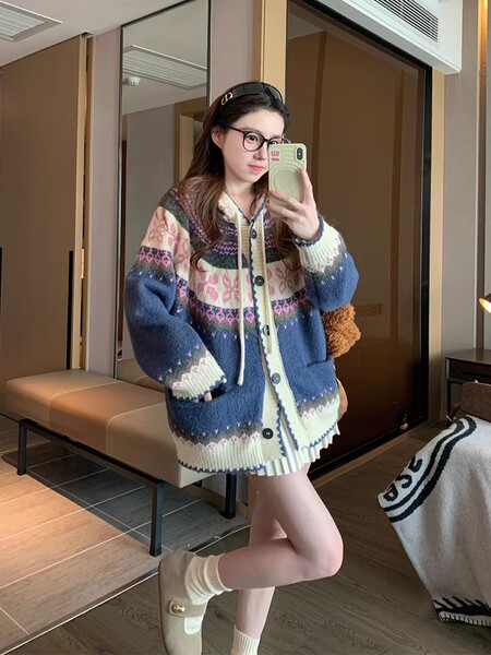 Demi-season sweater with hood