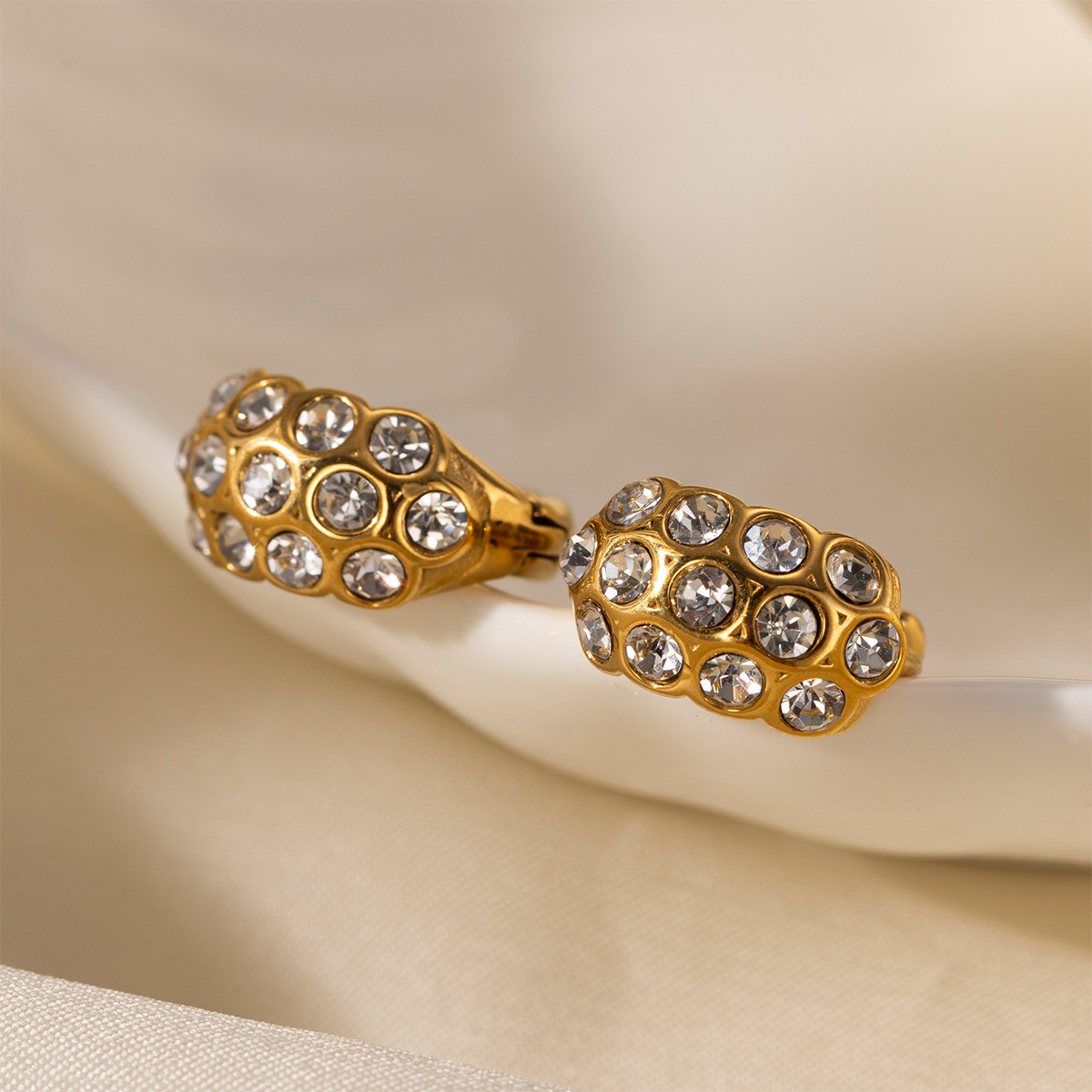 TENA europa y americana acero inoxidable galvanizado 18k aretes de oro ligero lujoso de alto nivel sensación de varios cientos de aretes de zircon incrustados ins