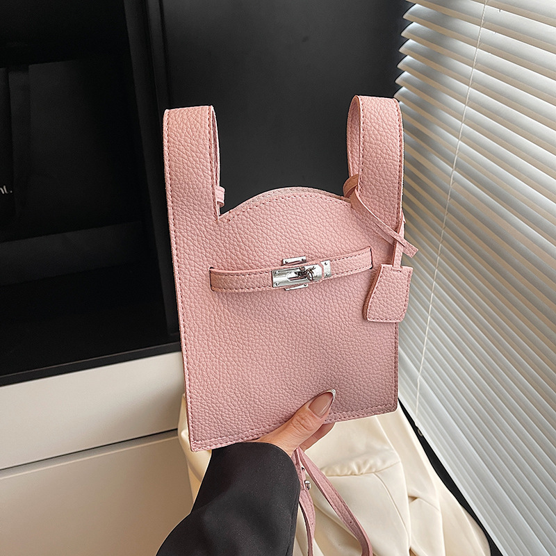 Bolsos populares de este año 2025 primavera y verano nuevo bolso femenino bolso de hombro de diseño de nicho bolso de mensajero con patrón de lichi fresco