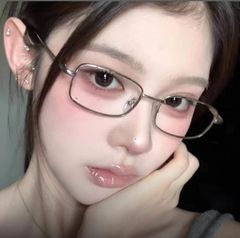 金糸のメガネの女性の小さい枠の斯文の負け犬の復古の枠の純粋な欲の金の縁のメガネの枠の狭い近視の男のi ns風