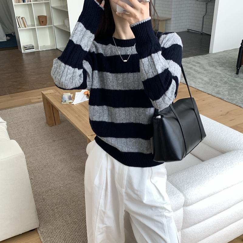 Casual and Comfortable Korean-Style Simple Color-Blocking Three-Dimensional Cable Knit Round-Neck Sweater with Exquisite Stripes and Fashionable Long Sleeves Casual and Comfortable Korean-Style Simple Color-Blocking Three-Dimensional Cable Knit Round-Neck Sweater with Exquisite Stripes and Fashionable Long Sleeves