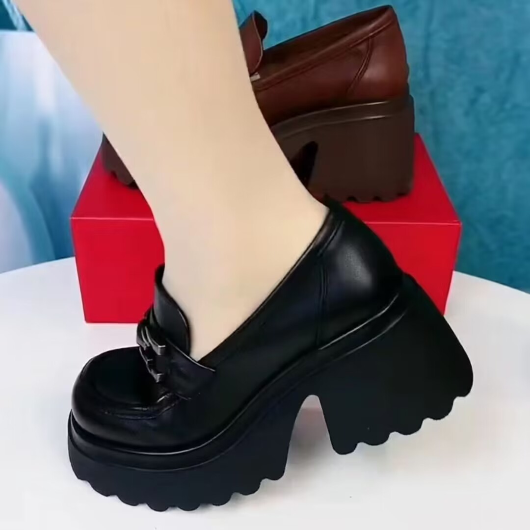 Zapatos de cuero suave, zapatos de cuero variados, zapatos de elevación de suela gruesa, 2026 nuevos zapatos de otoño británicos de un solo pie.