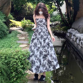 绝美小裙海边度假连衣裙茶歇法式今年流行漂亮碎花吊带裙子秋季女