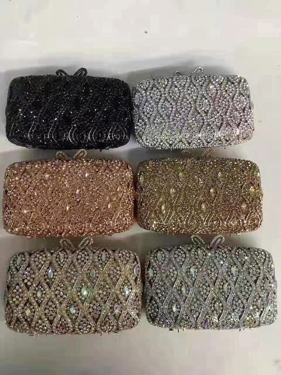 Nuevo paquete de cena con diamantes transfronterizos bolsas de joyas metálicas huecadas bolsas de maquillaje bolsas de diamantes bolsas de mano de banquete europeas y americanas