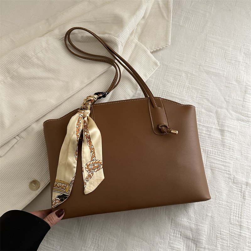 Bolsa de mano de seda de alto nivel 2025, primavera nueva bolsa de brazo de hombro, bolsas de tote populares este año