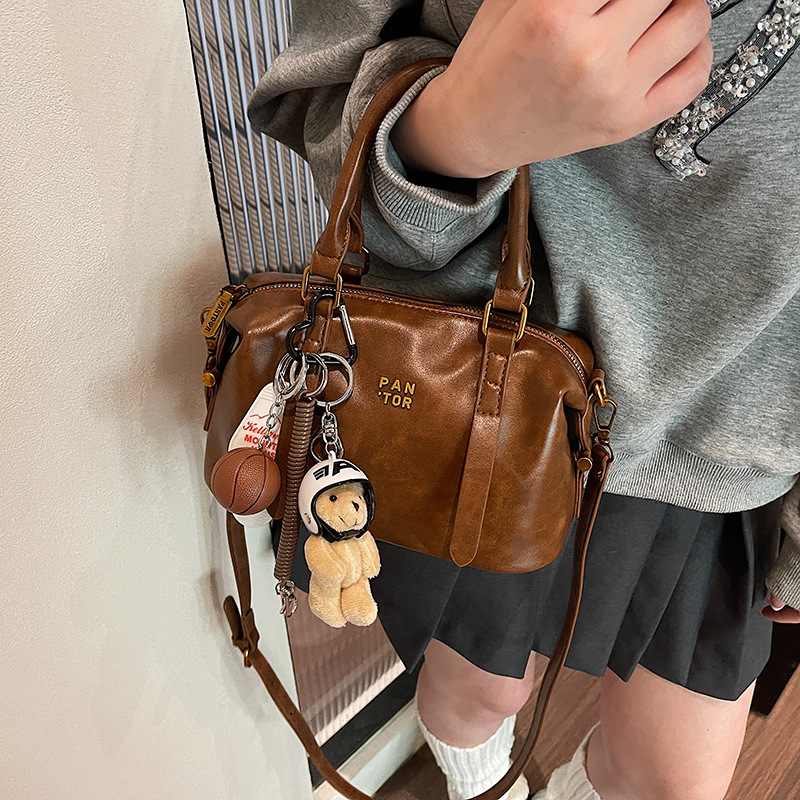 Bolso de almohada de moda de mano, bolso de hombro de alta calidad coreano, bolso de nicho de invierno de 2024 para mujeres simples