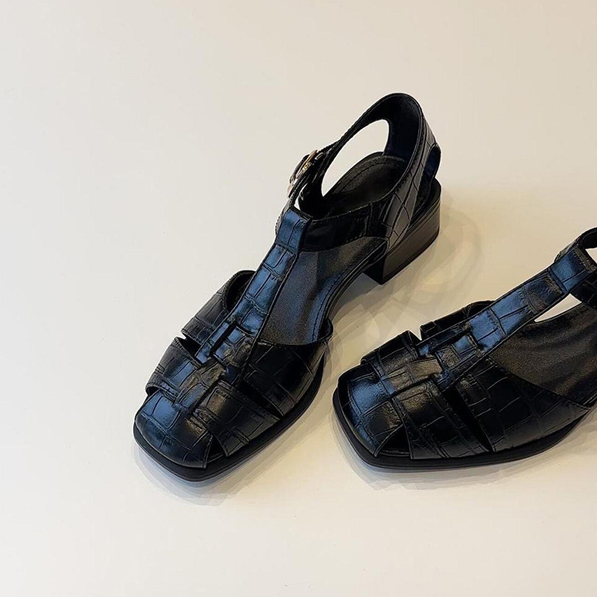 Casual woven summer sandals made of sheepskin leather