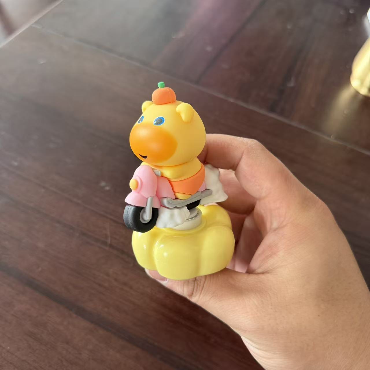 Capybara Lulu Plush Toy Car and Office Desk Rotating Ornament, Cute Hand-Held Figurine, Quirky Desktop Decoration