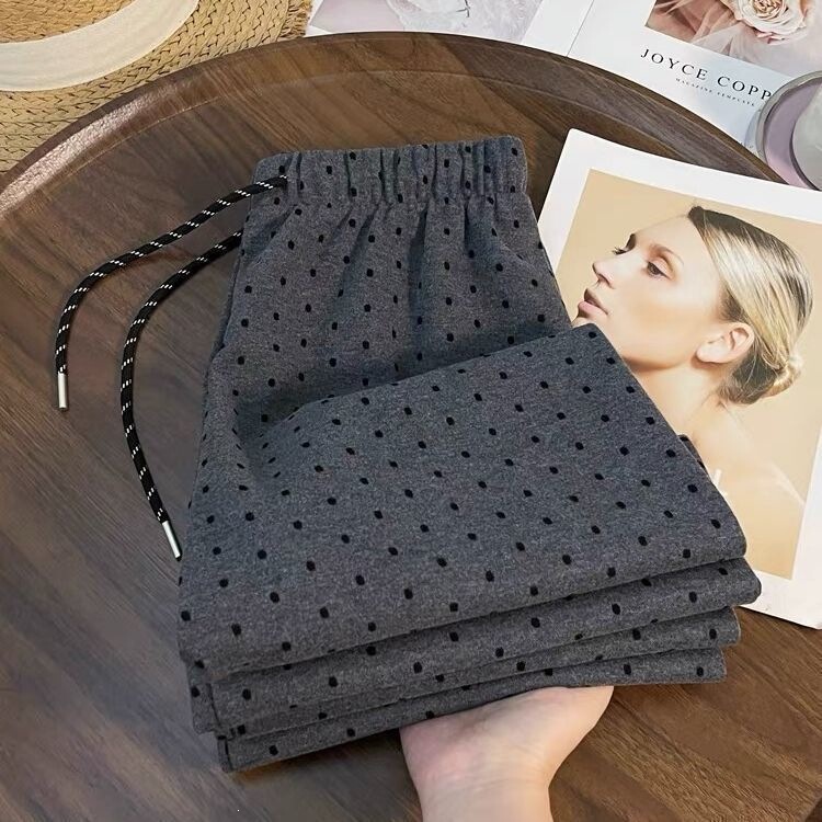 New style of loose-fitting, floor-length pants with a drawstring waistband, featuring a polka dot pattern, a relaxed and casual straight-leg design, and a high-waisted, wide-leg silhouette, suitable for women in spring and autumn, in gray New style of loose-fitting, floor-length pants with a drawstring waistband, featuring a polka dot pattern, a relaxed and casual straight-leg design, and a high-waisted, wide-leg silhouette, suitable for women in spring and autumn, in gray
