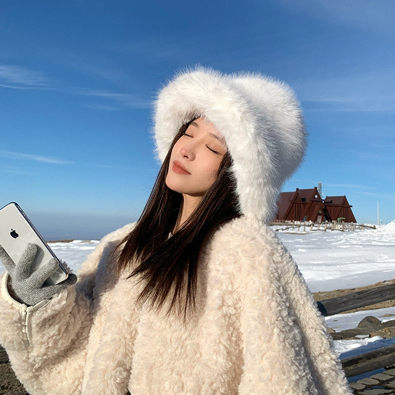 Демисезонная бархатная белая шапка для утепления
