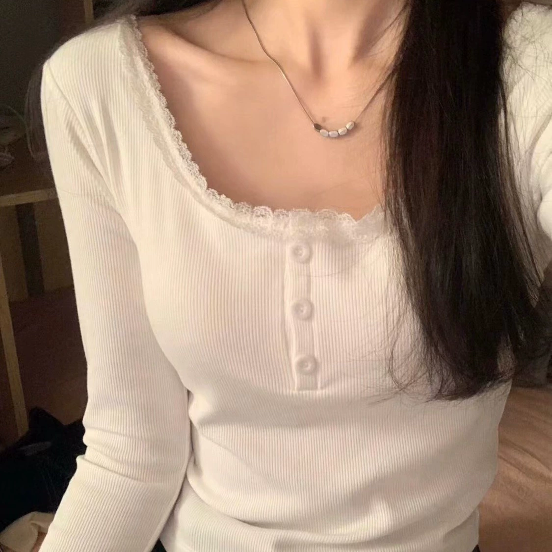 Белая нижняя рубашка с кружевным краем