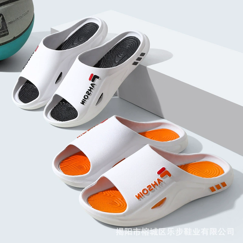 Летние новые спортивные тапочки мужчины носят модные пляжные домашние купания модные мужские холодные тапочки весной