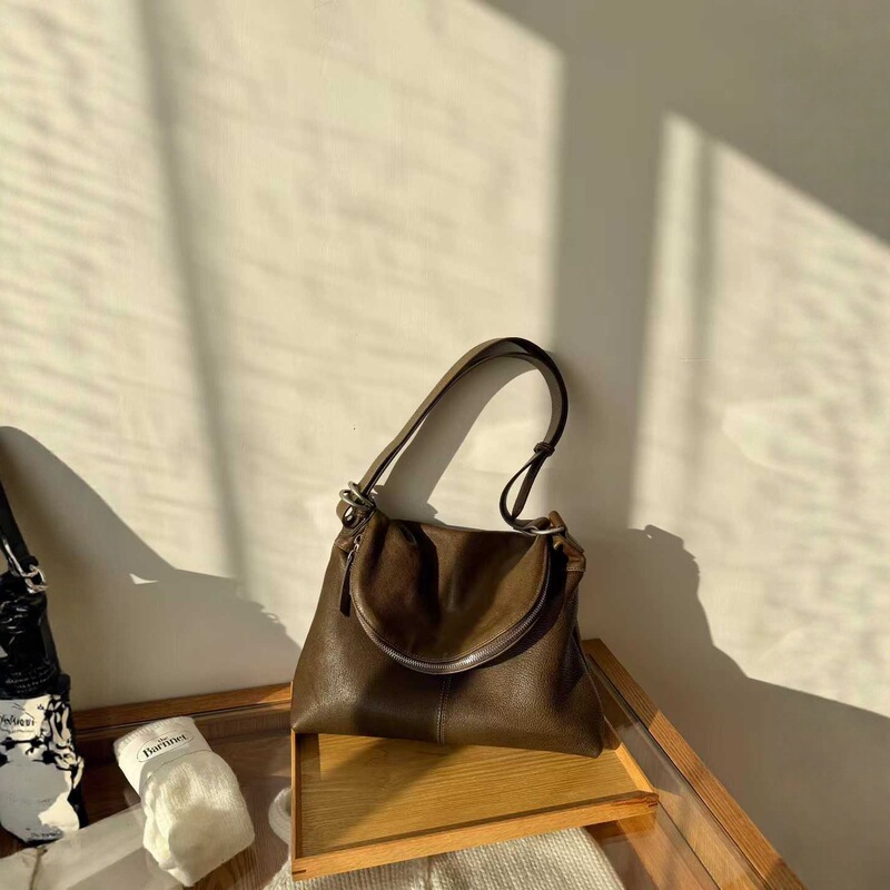 First-Layer Vegetable-Tanned Leather Cowhide Shoulder Crossbody Bag Commuter Bag for Men and Women, Niche Design Casual Hobo Bag