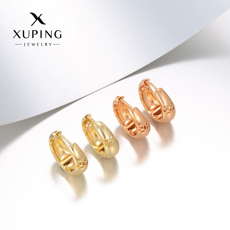 Xuping Europa y los Estados Unidos transfronterizos hebilla de cobre aleación de geometría lisa hueco diseño de aretes circular fuente fábrica personalizada mujer