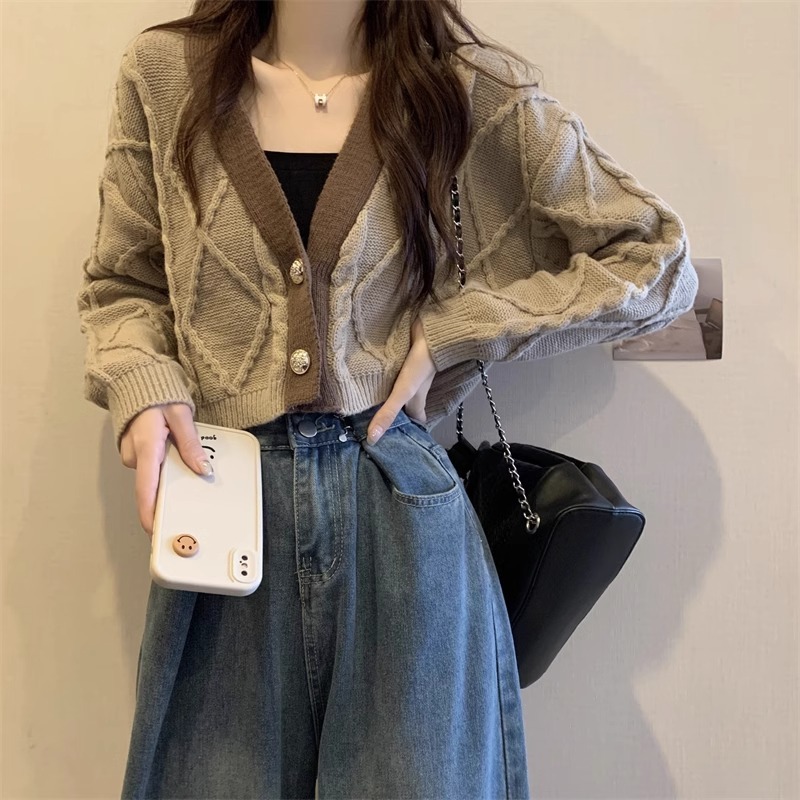 brown V-neck knitted cardigan women's spring and autumn short high waist long sleeve early autumn wear sweater coat small top brown V-neck knitted cardigan women's spring and autumn short high waist long sleeve early autumn wear sweater coat small top