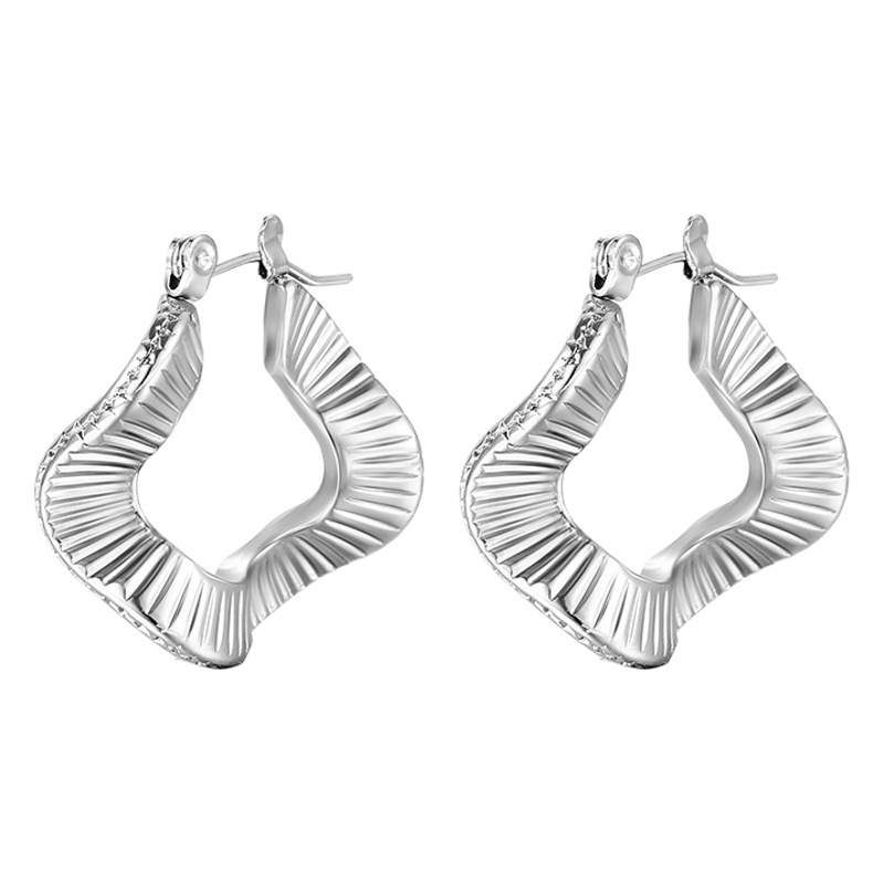 Pendientes de acero inoxidable en forma de abanico europeo y americano transfronterizo retro de moda chapado en oro real de 18K Pendientes pequeños exquisitos de mujer