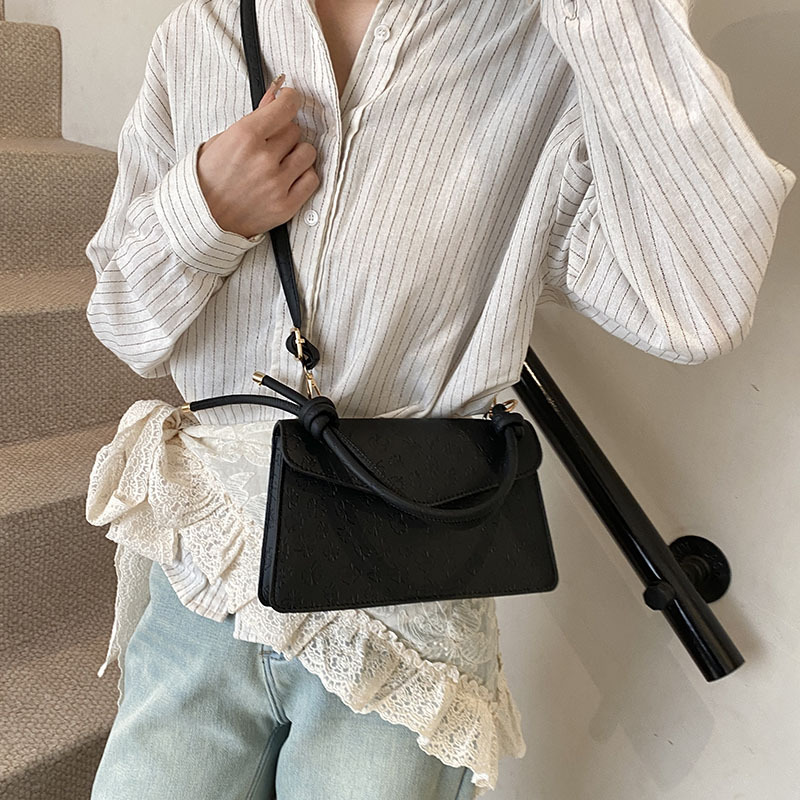 2025 nuevo bolso de diseño de nicho de moda bolso de mensajero de textura femenina bolso cuadrado pequeño retro bolso de mensajero de niña simple y versátil