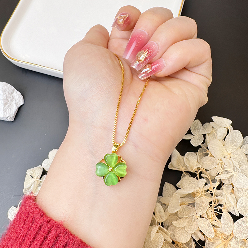 Collar de cuatro hojas de oro ligero de lujo pequeño libro rojo al por mayor esmeralda abertura Yiwu joyas de fuente