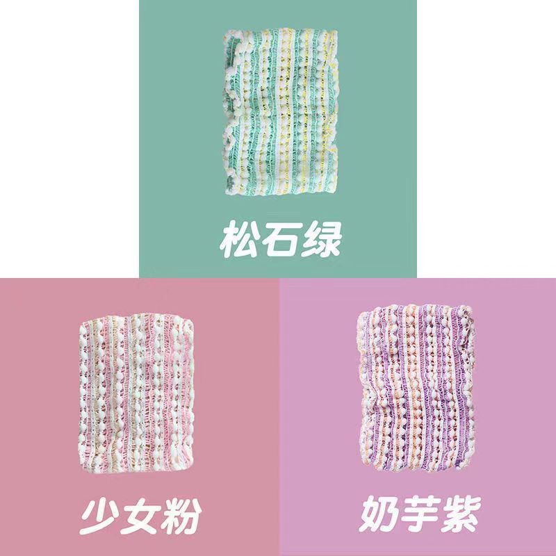広い縁の女性の弾力性の顔を洗って髪を縛ってマスクをつけます。|undefined