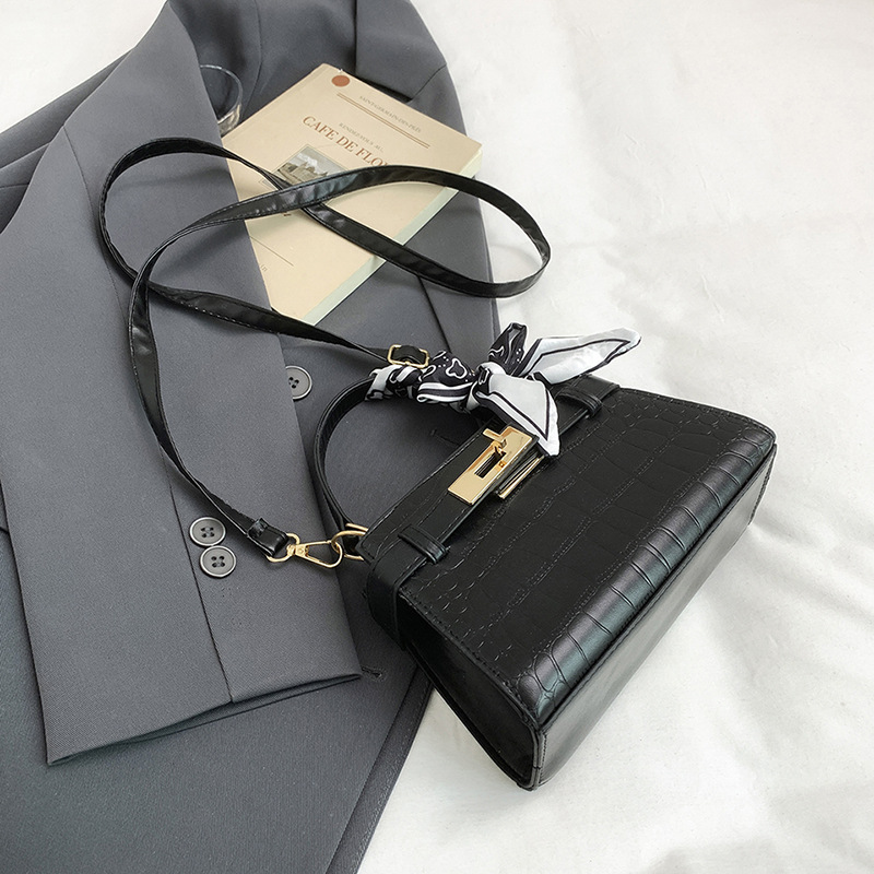 Bolso de mano de nicho de sentido de alta gama para mujer 2025 nuevo bolso de mensajero de un solo hombro simple de verano bolso Kylie de viajero salvaje