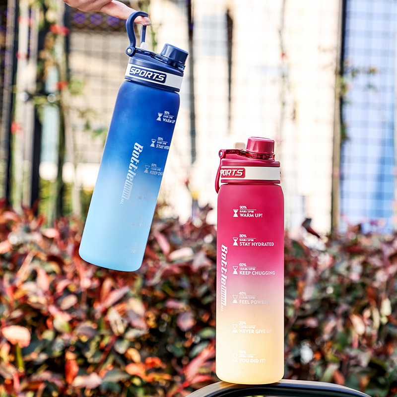 Taza de agua deportiva de color degradado Taza de plástico resistente a altas temperaturas y caídas de 1000ml Taza de mano al aire libre para estudiantes de alto valor