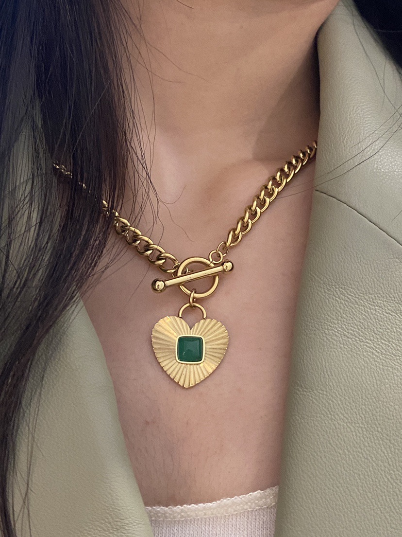 Retro Heart Shape Titanium Steel Inlay Artificial Gemstones Necklace 1 Piece