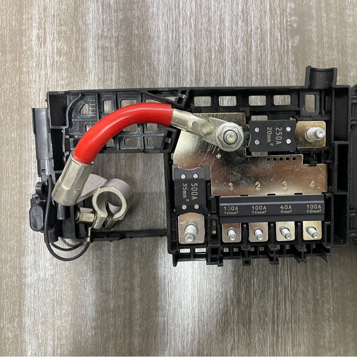 84237808凯迪拉克电瓶保险丝盒电池电瓶保险盒84509531