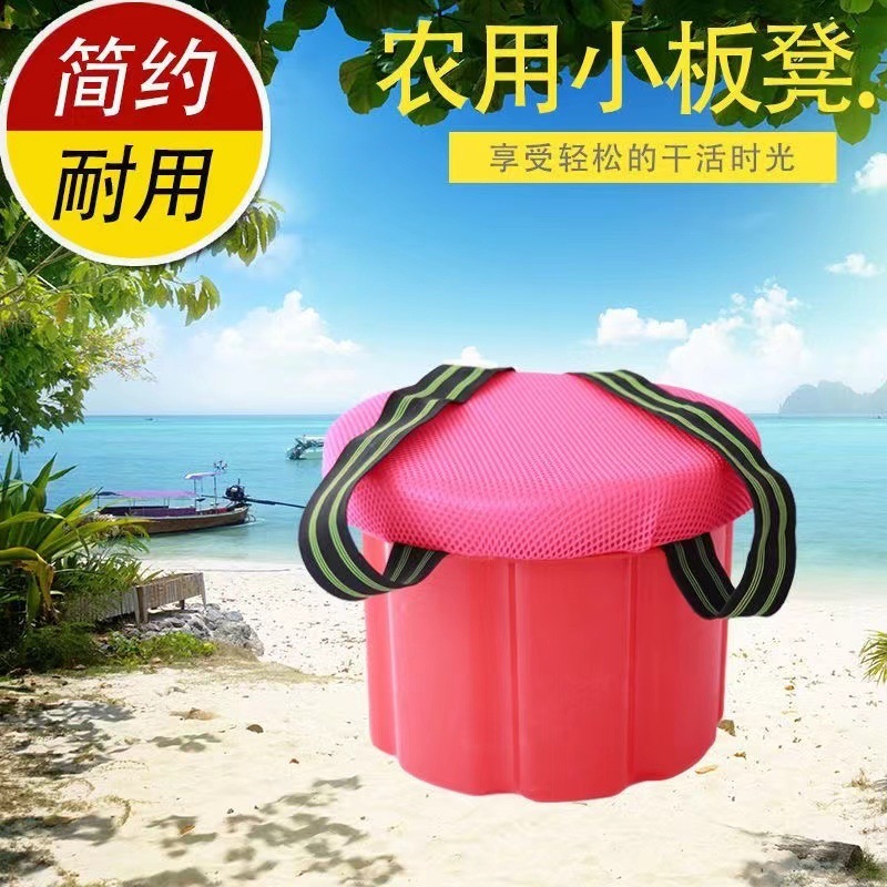 農業用の仕事用スツール移動怠け者が座って仕事をしているトンネルの畑は尻のベンチに縛られている|undefined